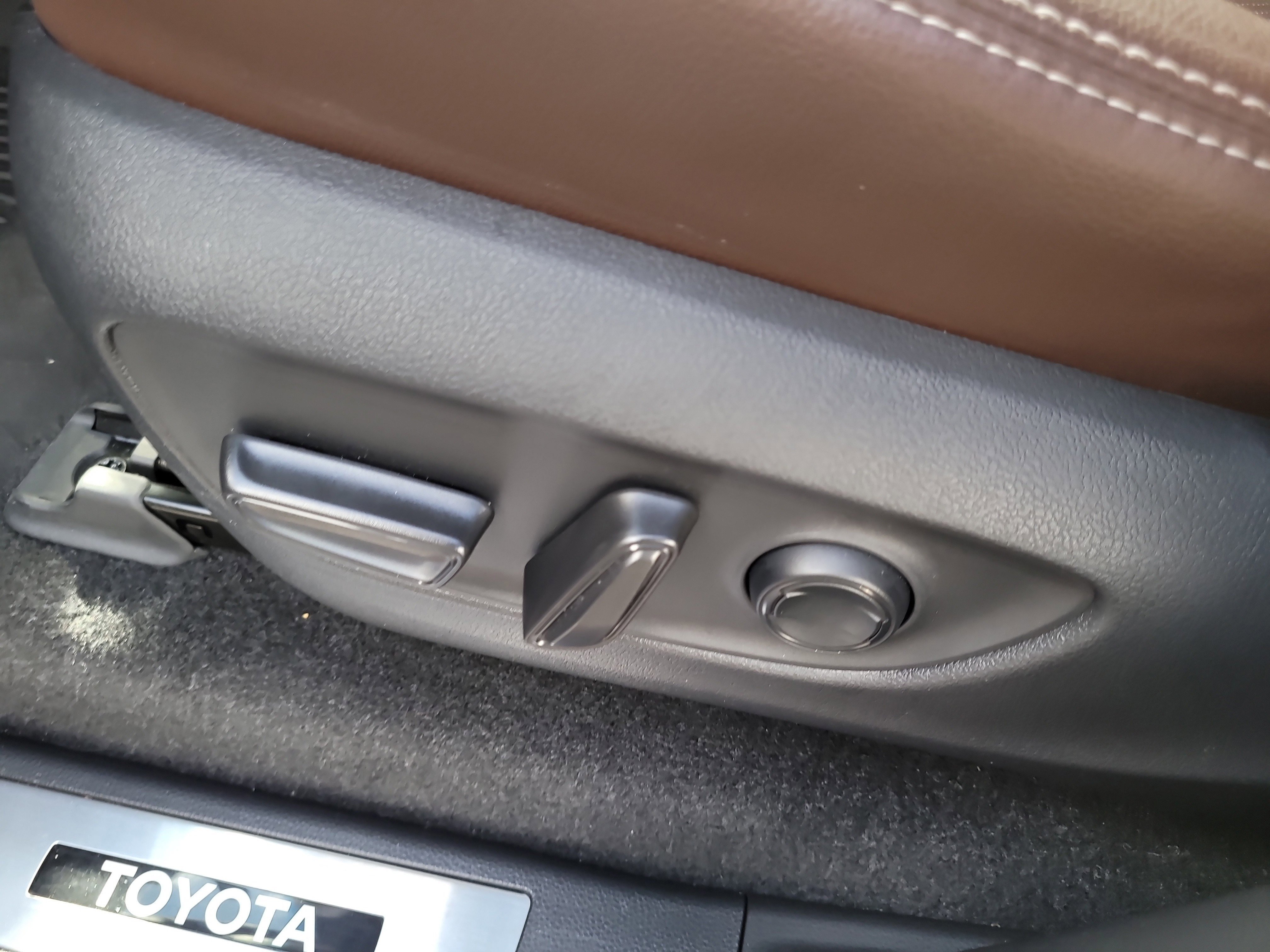 2025 Toyota Land Cruiser Premium photo 8