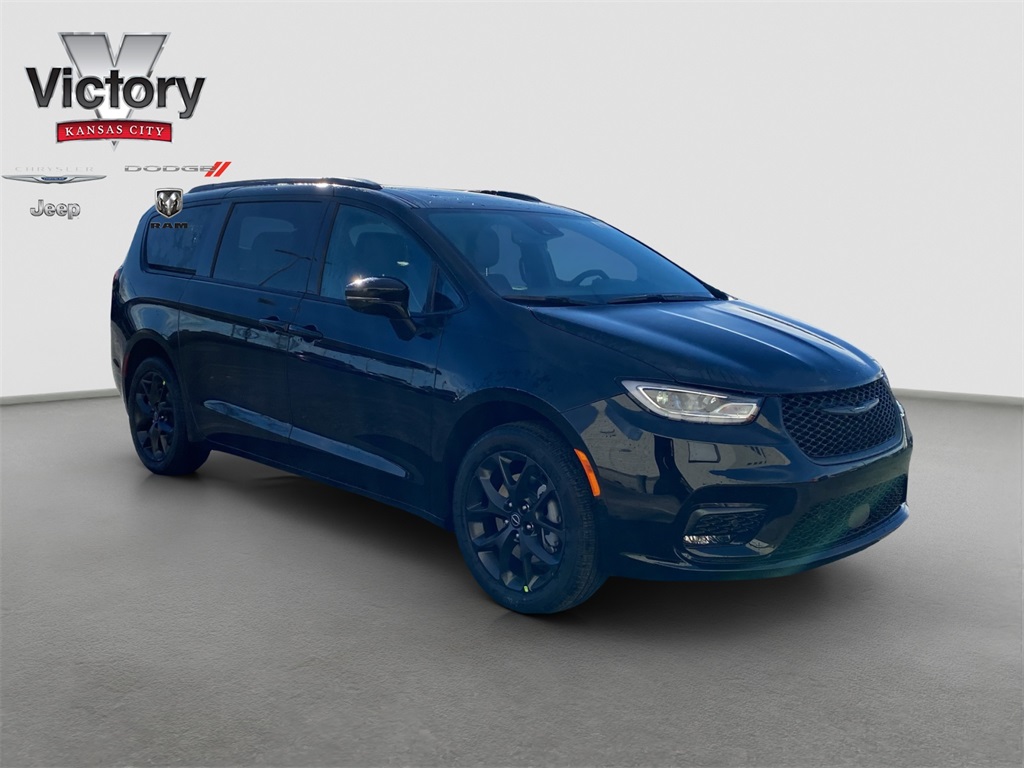 2026 Chrysler Pacifica Limited's photo