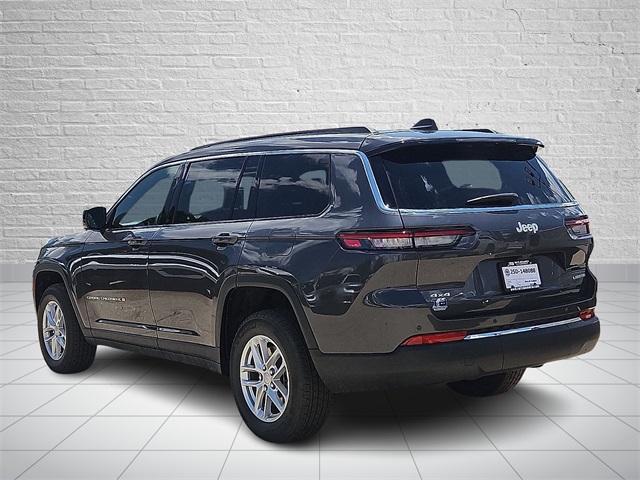 2025 Jeep Grand Cherokee Laredo photo 3