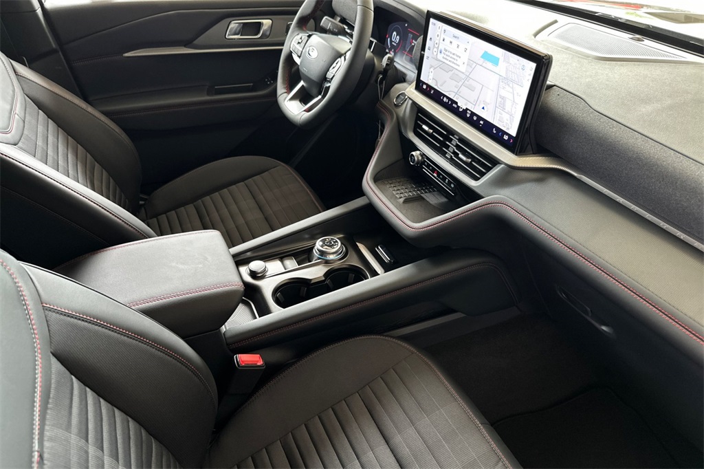 2025 Ford Explorer ST-Line photo 17