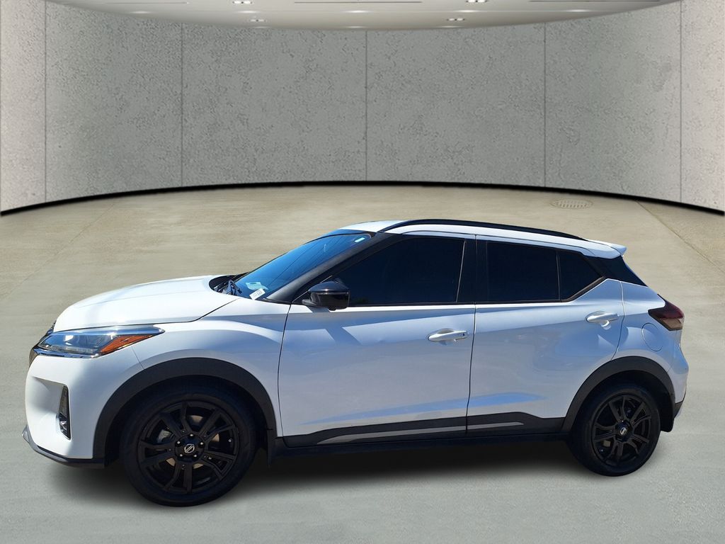2021 Nissan Kicks SR photo 2