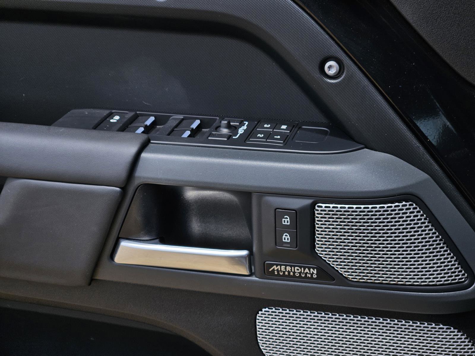 2023 Land Rover Defender X-Dynamic SE photo 23