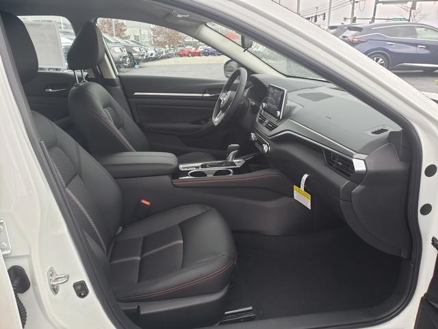 2025 Nissan Altima SR photo 18