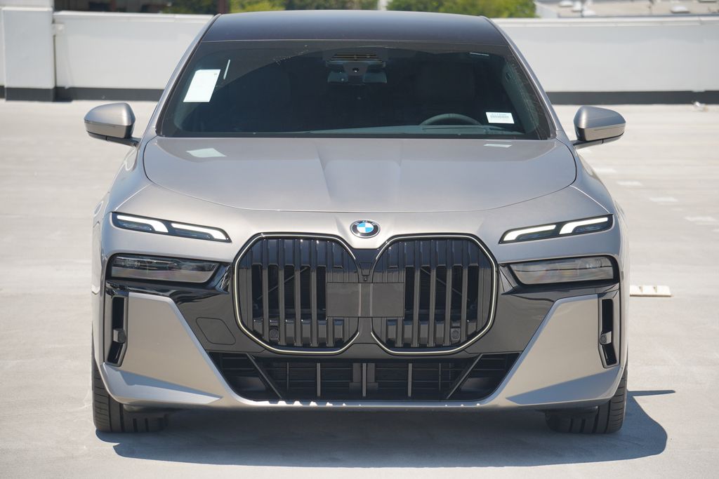 New 2025 Oxide Gray Metallic BMW 760i xDrive image 2
