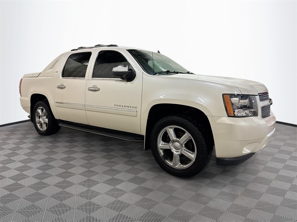 2012 Chevrolet Avalanche LTZ photo 3