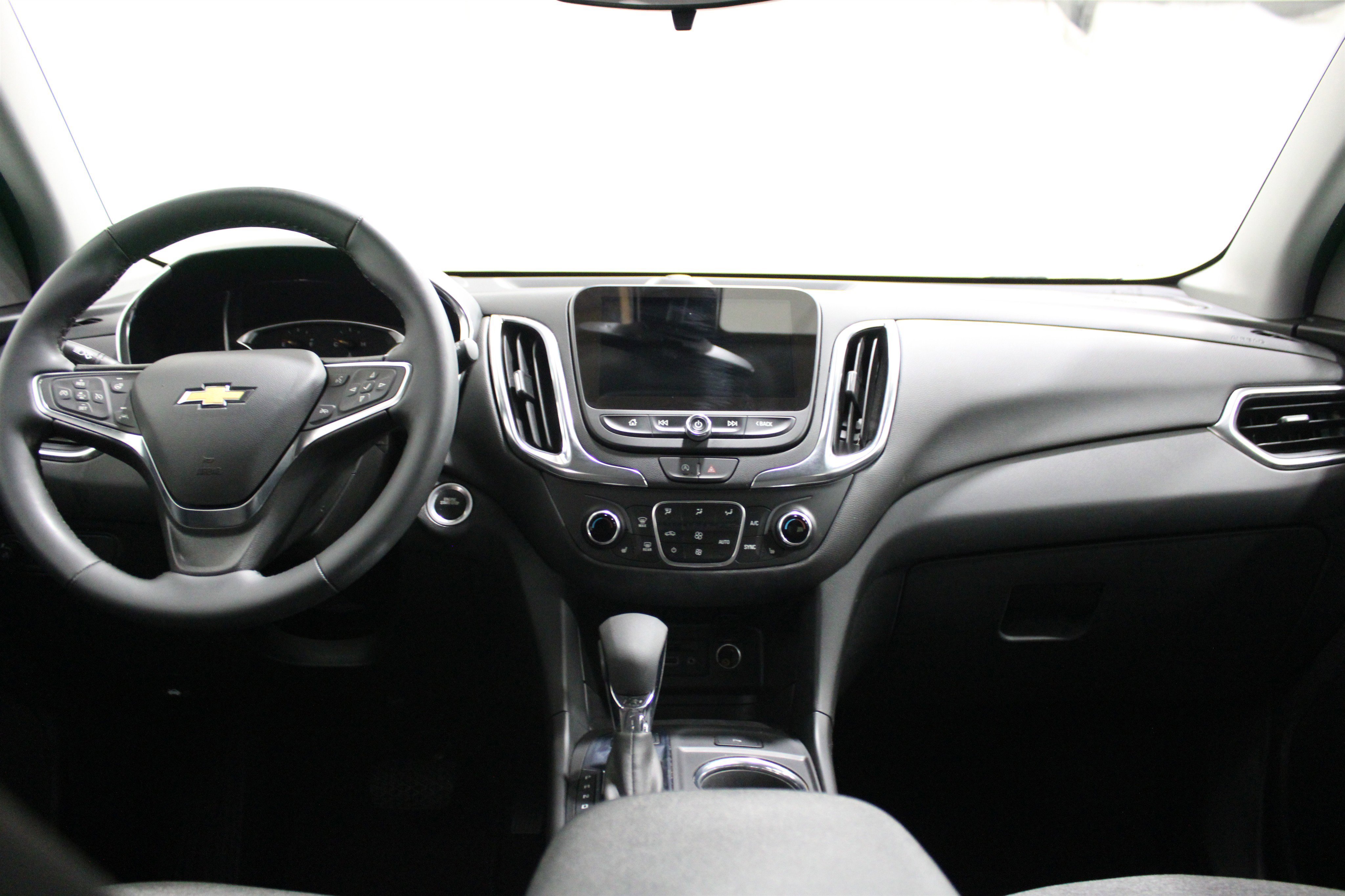 2024 Chevrolet Equinox LT photo 2