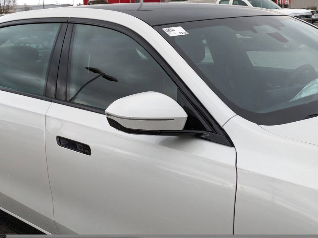 New 2024 Mineral White Metallic BMW xDrive60 image 13