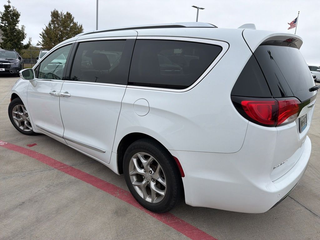 2018 Chrysler Pacifica Limited photo 2