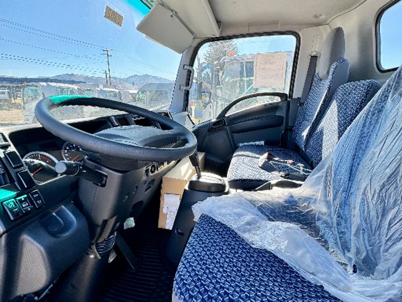 2024 Isuzu NRR photo 3