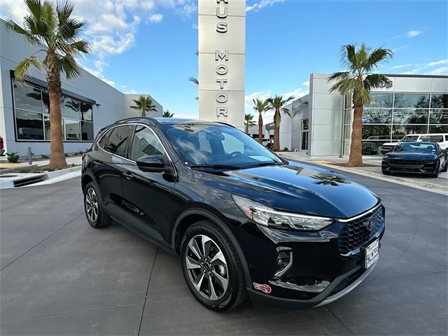 2023 Ford Escape Platinum's photo