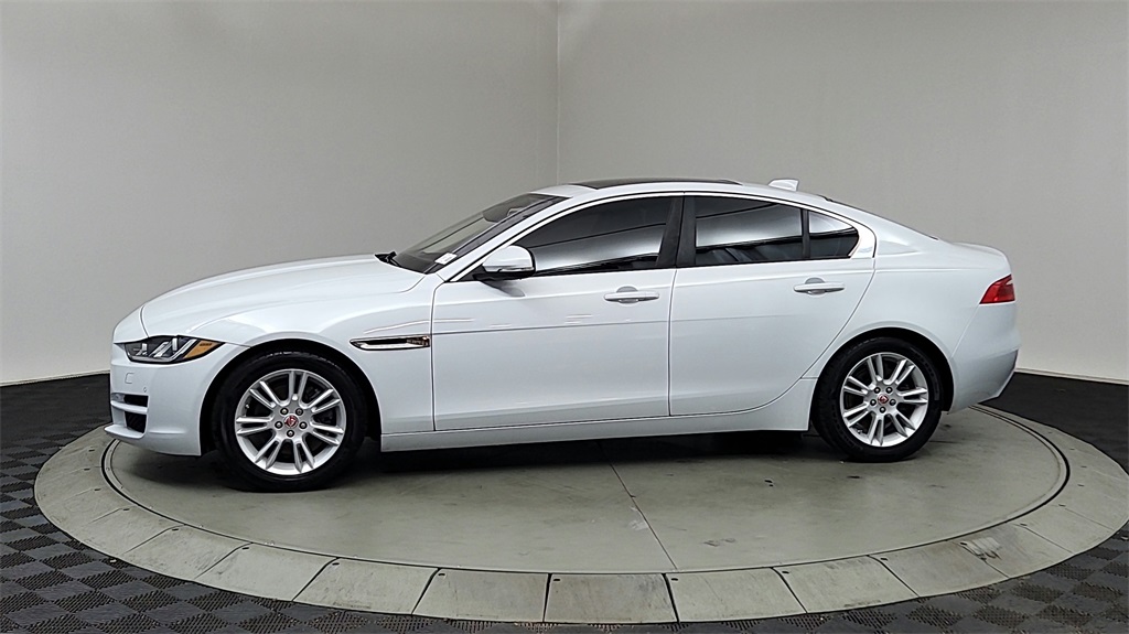 2017 Jaguar XE Premium photo 4