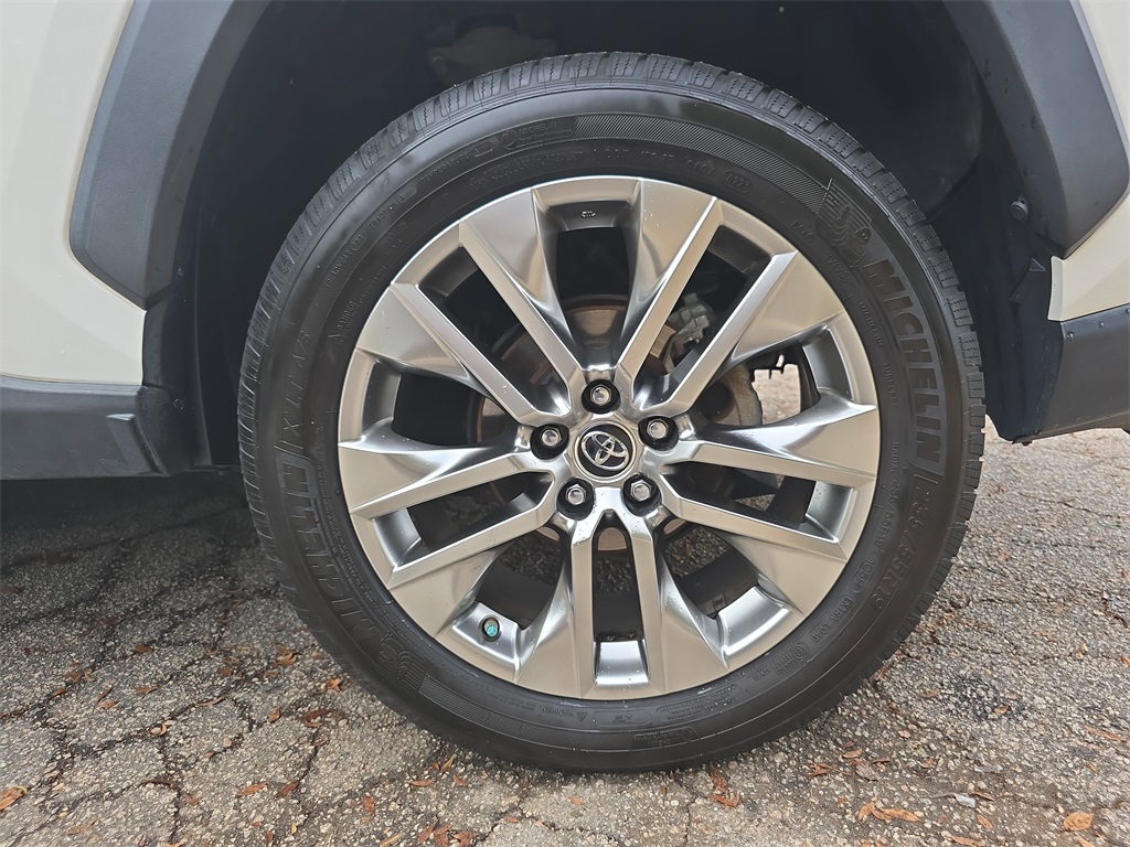 2019 Toyota RAV4 XLE Premium photo 32