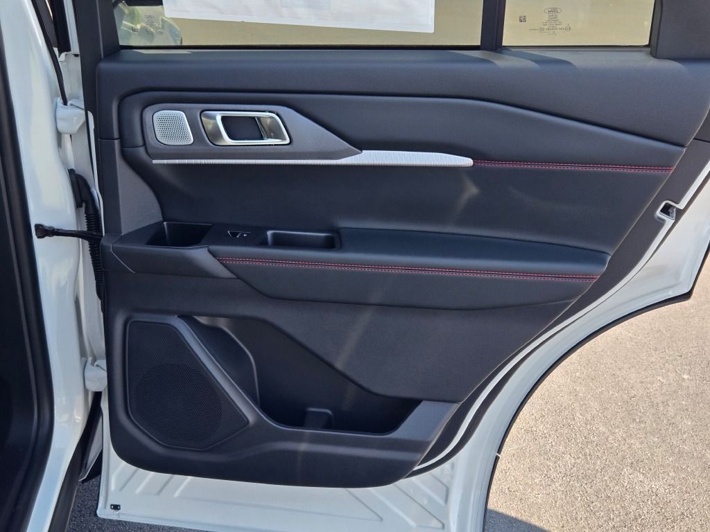 2025 Ford Explorer ST photo 8