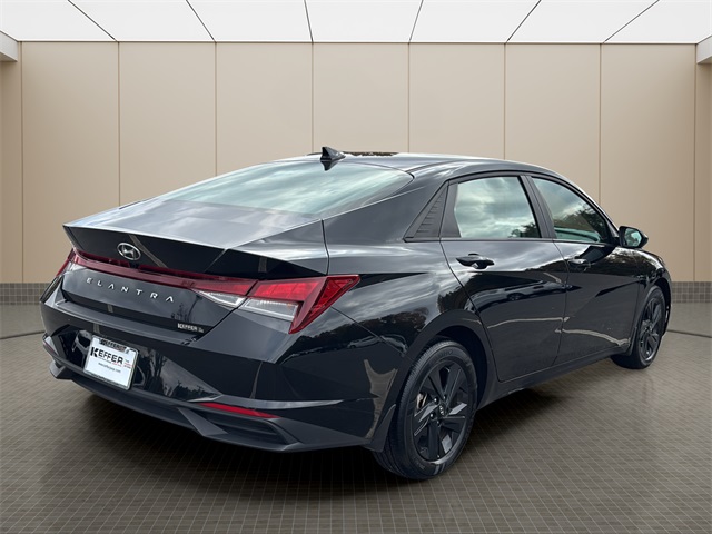 2022 Hyundai Elantra SEL photo 4