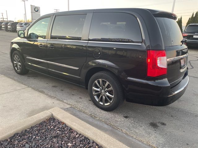 2015 Chrysler Town & Country S photo 4