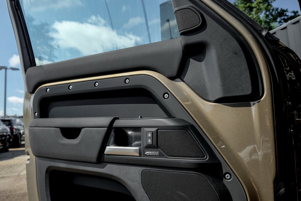 2025 Land Rover Defender 110 X-Dynamic SE photo 11