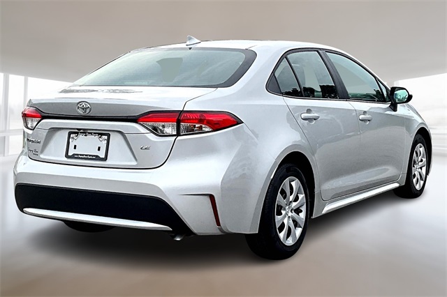 2022 Toyota Corolla LE photo 2