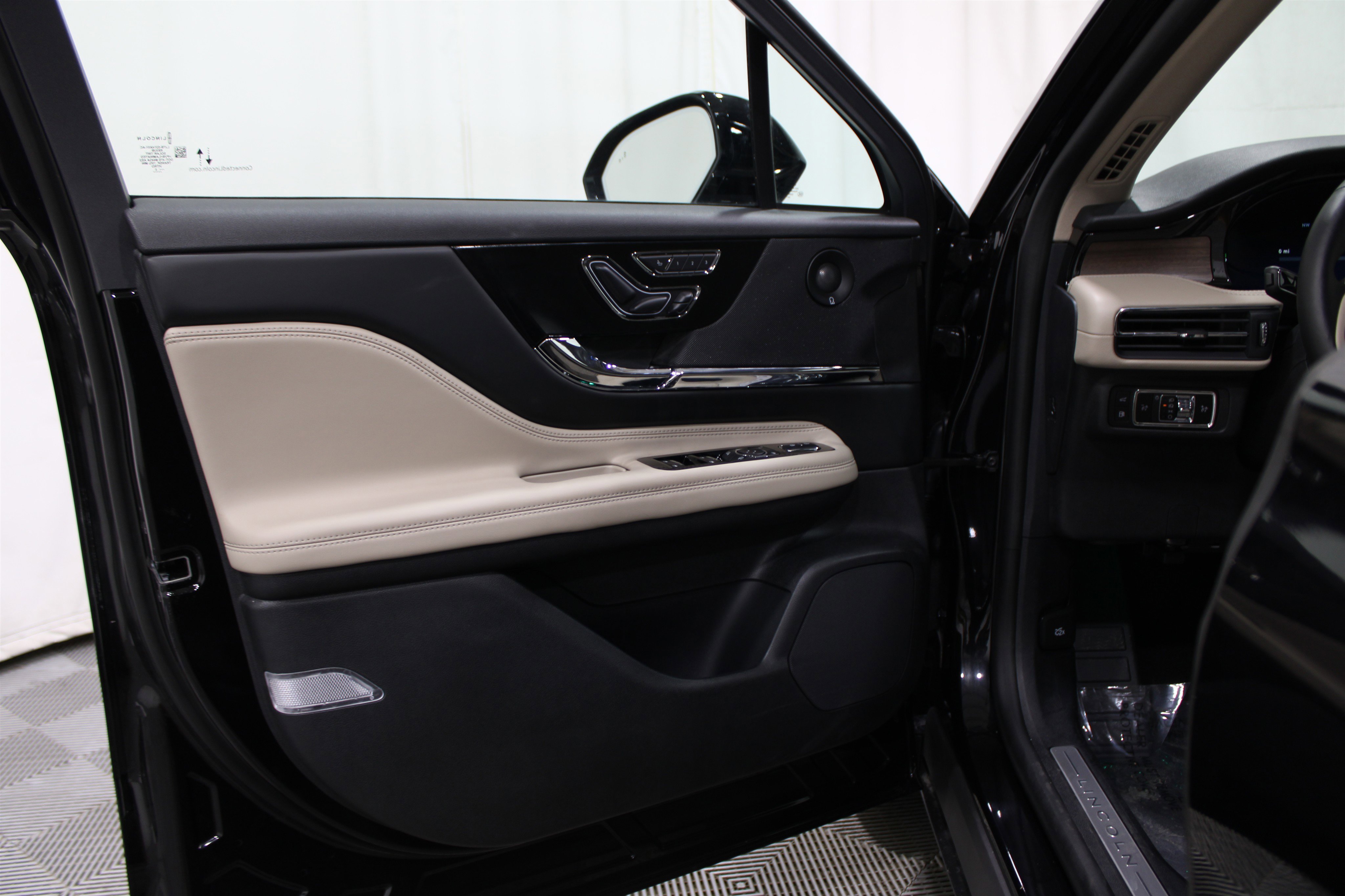 2025 Lincoln Corsair Grand Touring photo 3