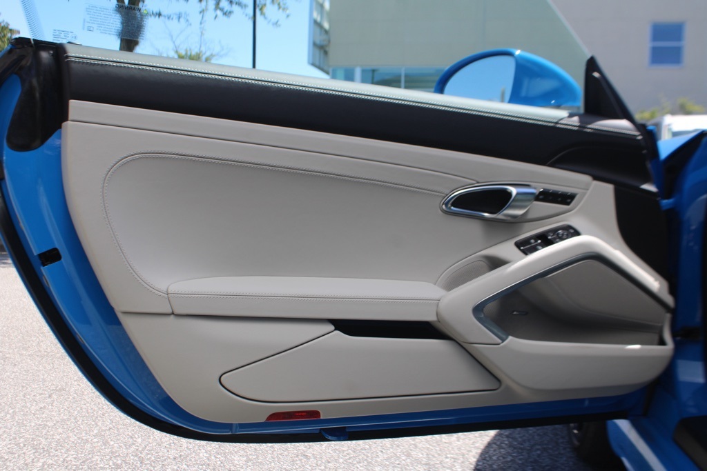 2025 Porsche Cayman photo 17