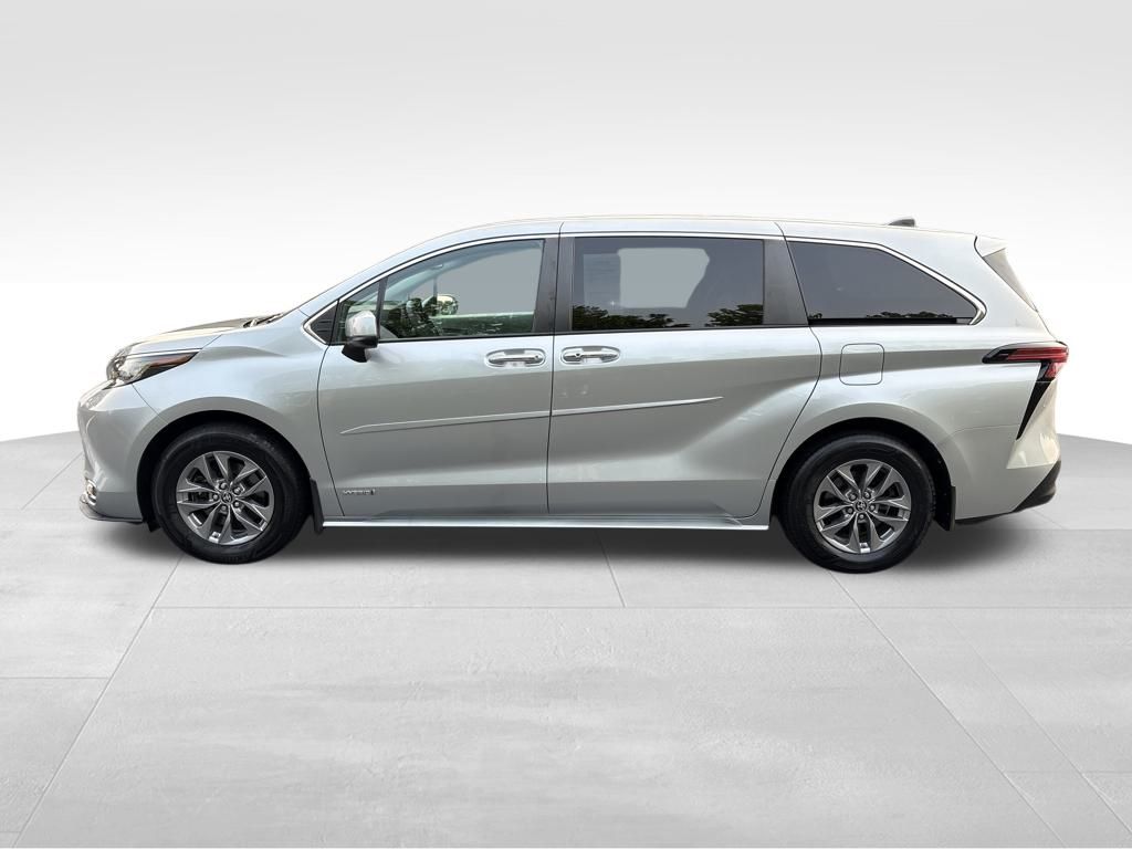 2021 Toyota Sienna XLE photo 2