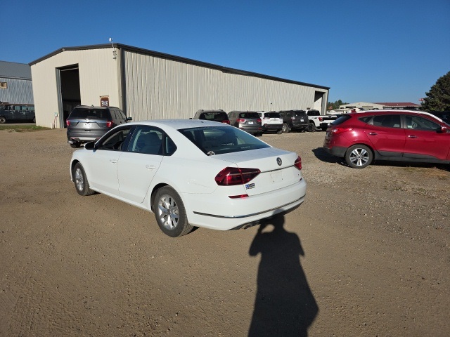 2018 Volkswagen Passat 2.0T S photo 3