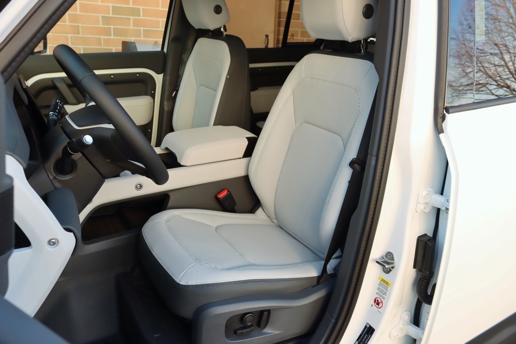 2025 Land Rover Defender 110 S photo 9