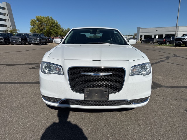 2018 Chrysler 300 Touring L photo 2