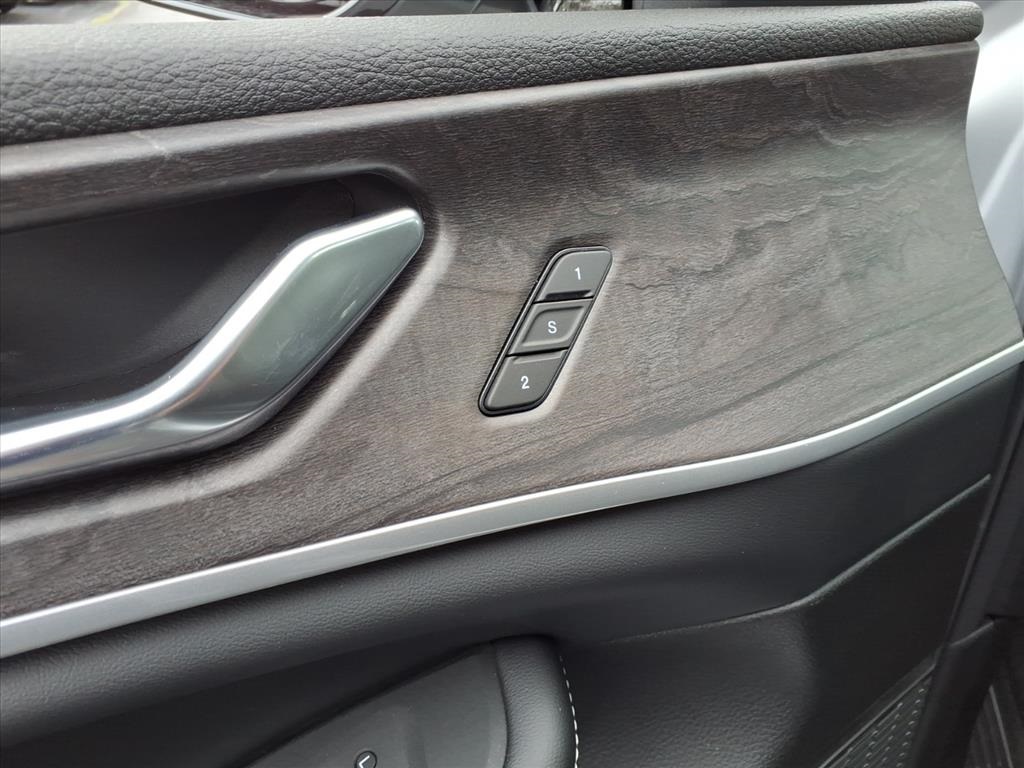 2025 Jeep Grand Cherokee Limited photo 4