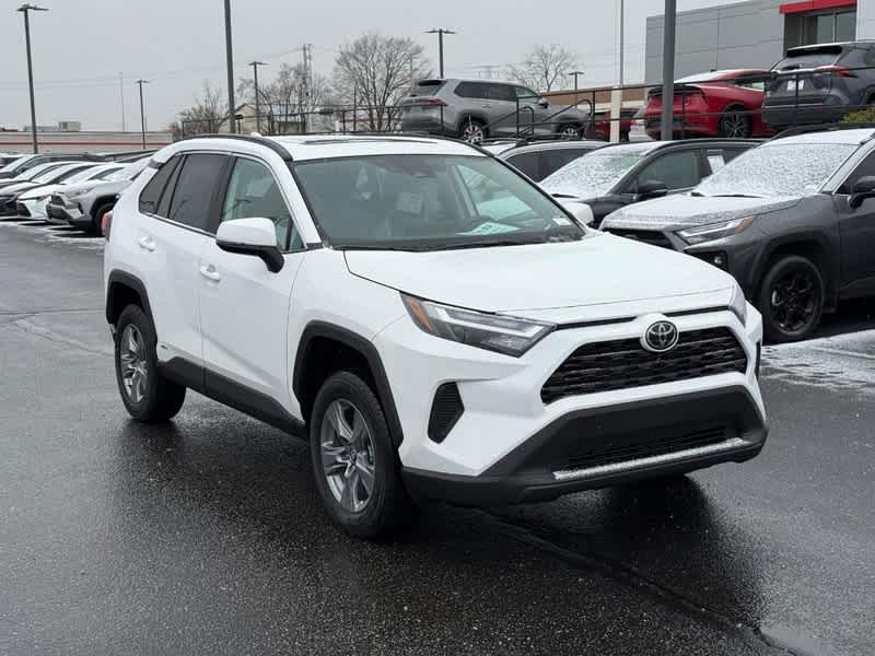 2025 Toyota RAV4 XLE's photo