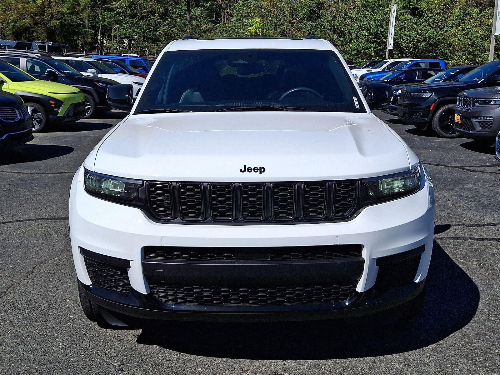 2023 Jeep Grand Cherokee Altitude photo 2