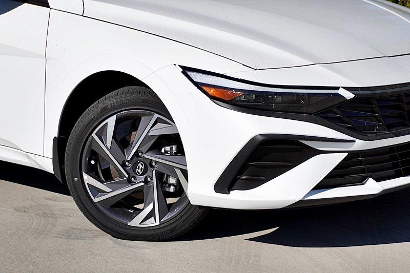 2025 Hyundai Elantra Hybrid SEL Sport photo 4