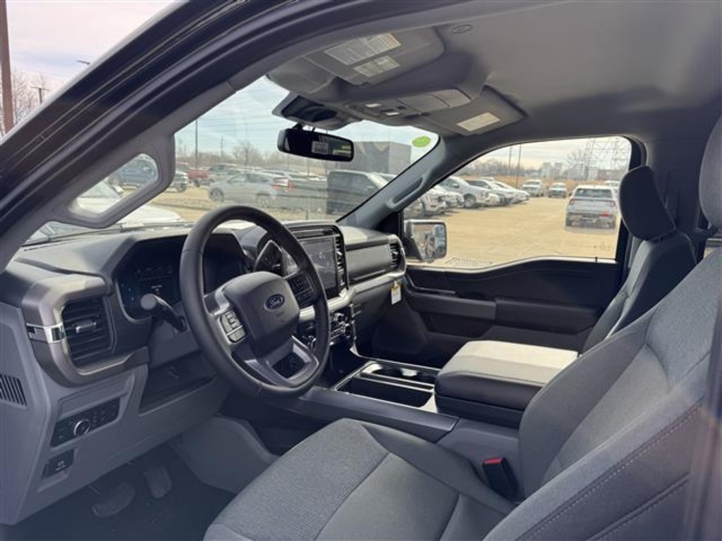 2025 Ford F-150 XLT photo 4