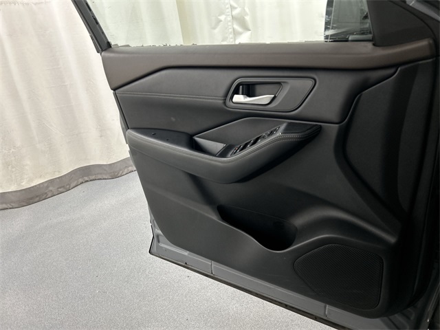 2023 Nissan Rogue SV photo 17