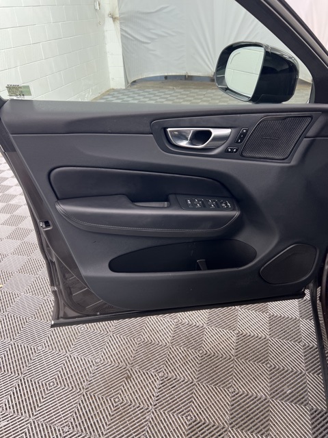 2023 Volvo XC60 B5 Plus photo 8