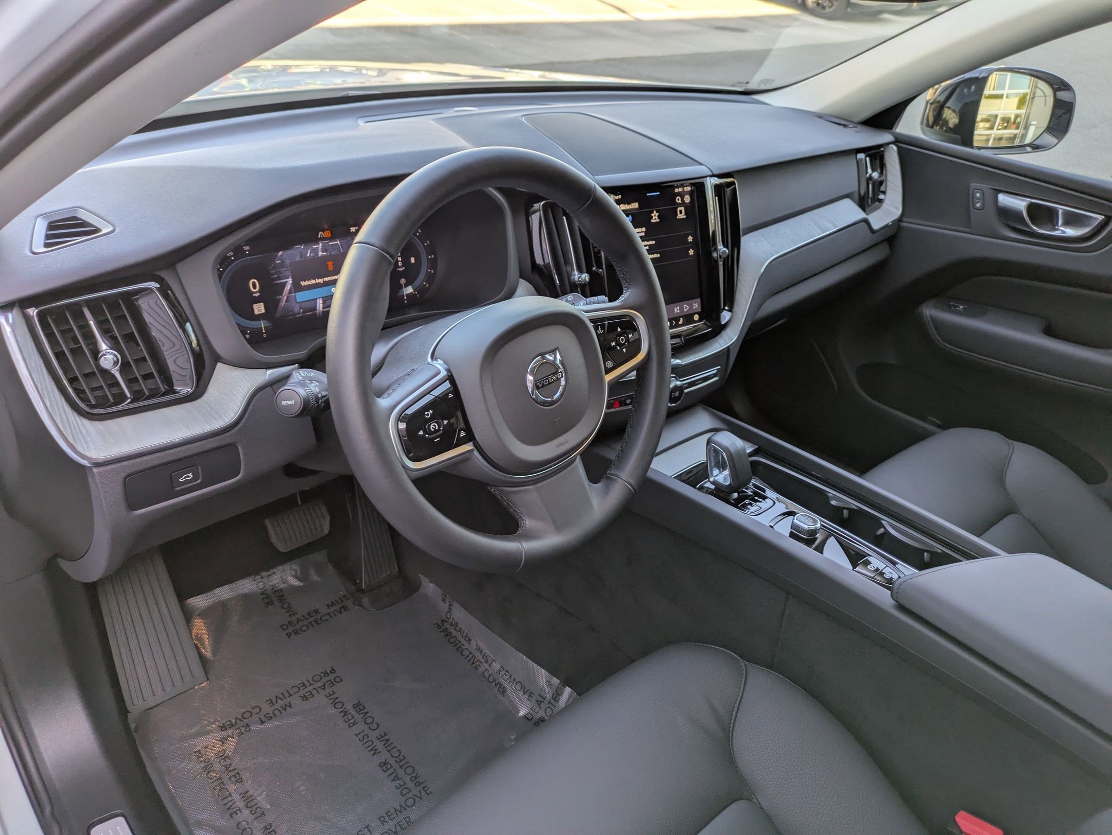 2025 Volvo XC60 Plus photo 13