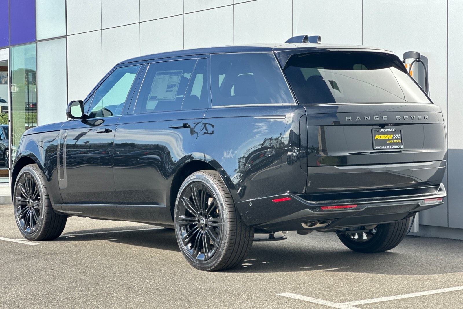 2025 Land Rover Range Rover SE photo 3