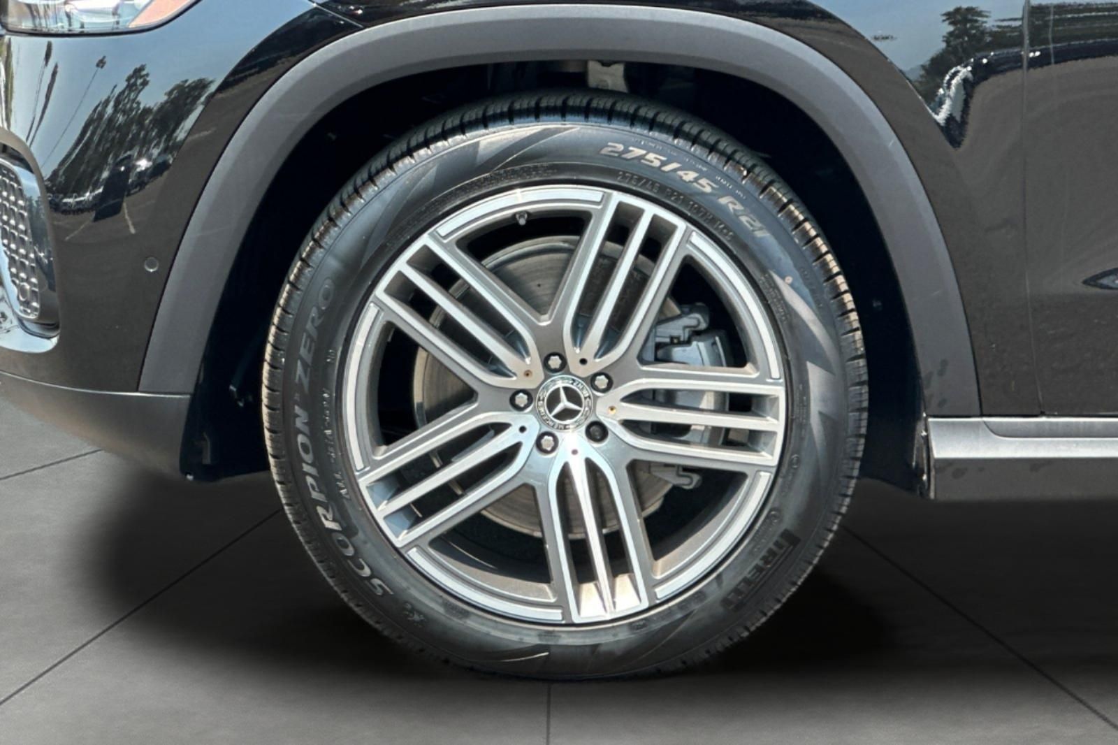 2025 Mercedes Benz GLS 450 4MATIC photo 5
