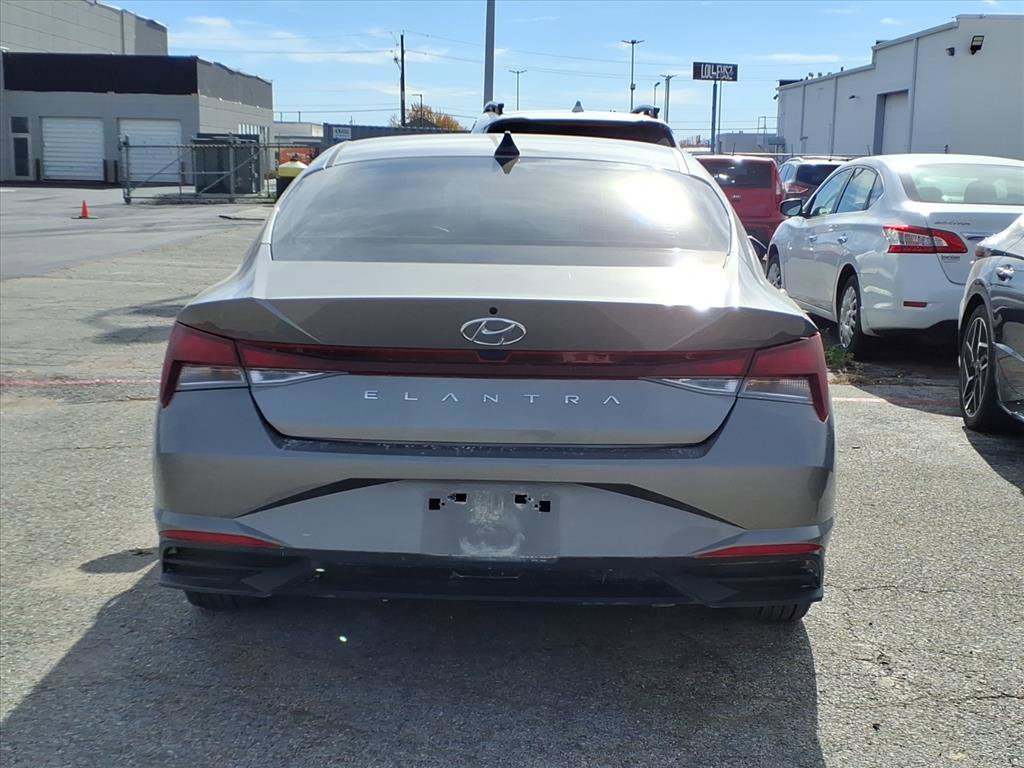 2023 Hyundai Elantra SEL photo 4
