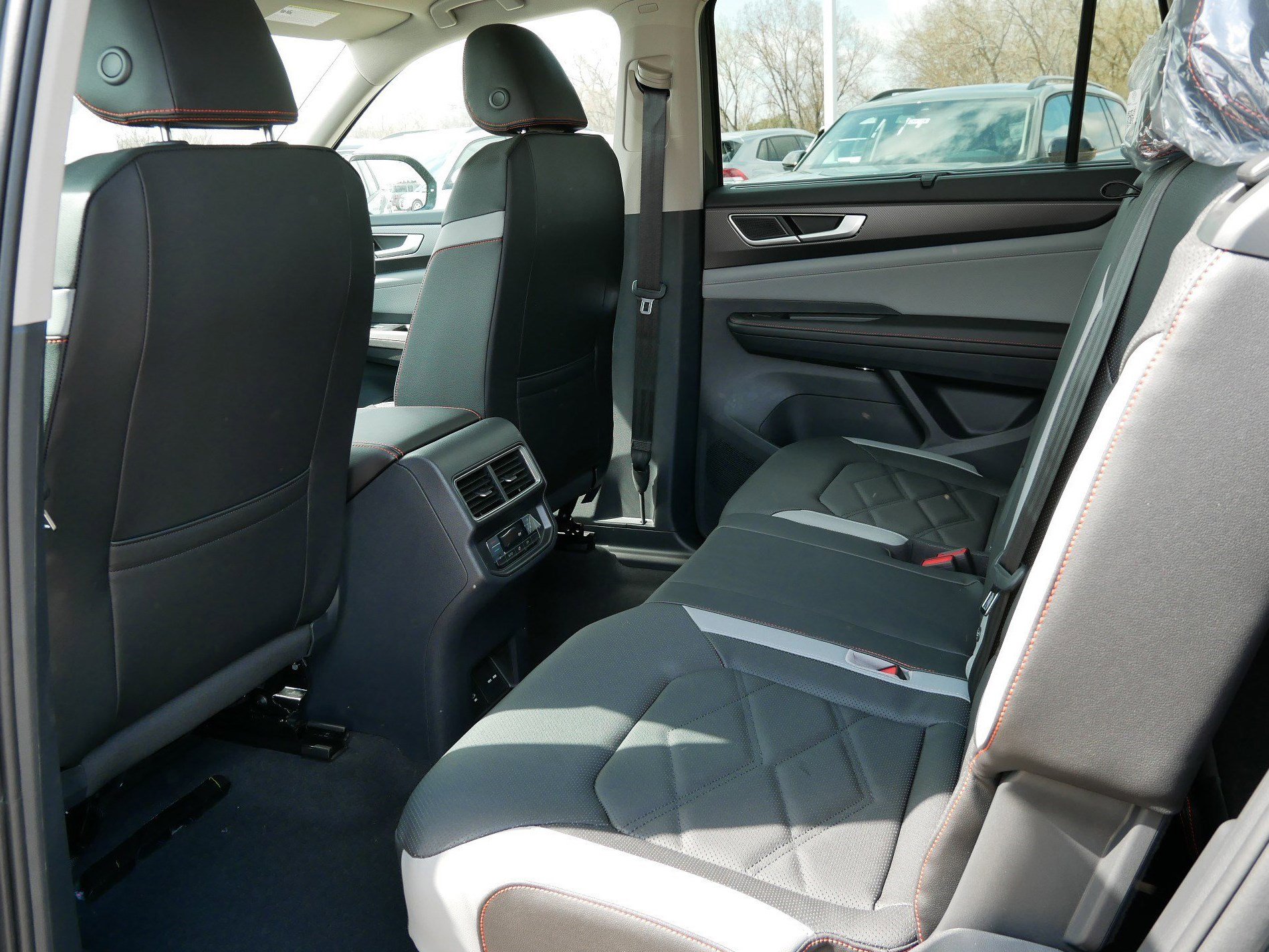 2025 Volkswagen Atlas Peak Edition SE photo 4