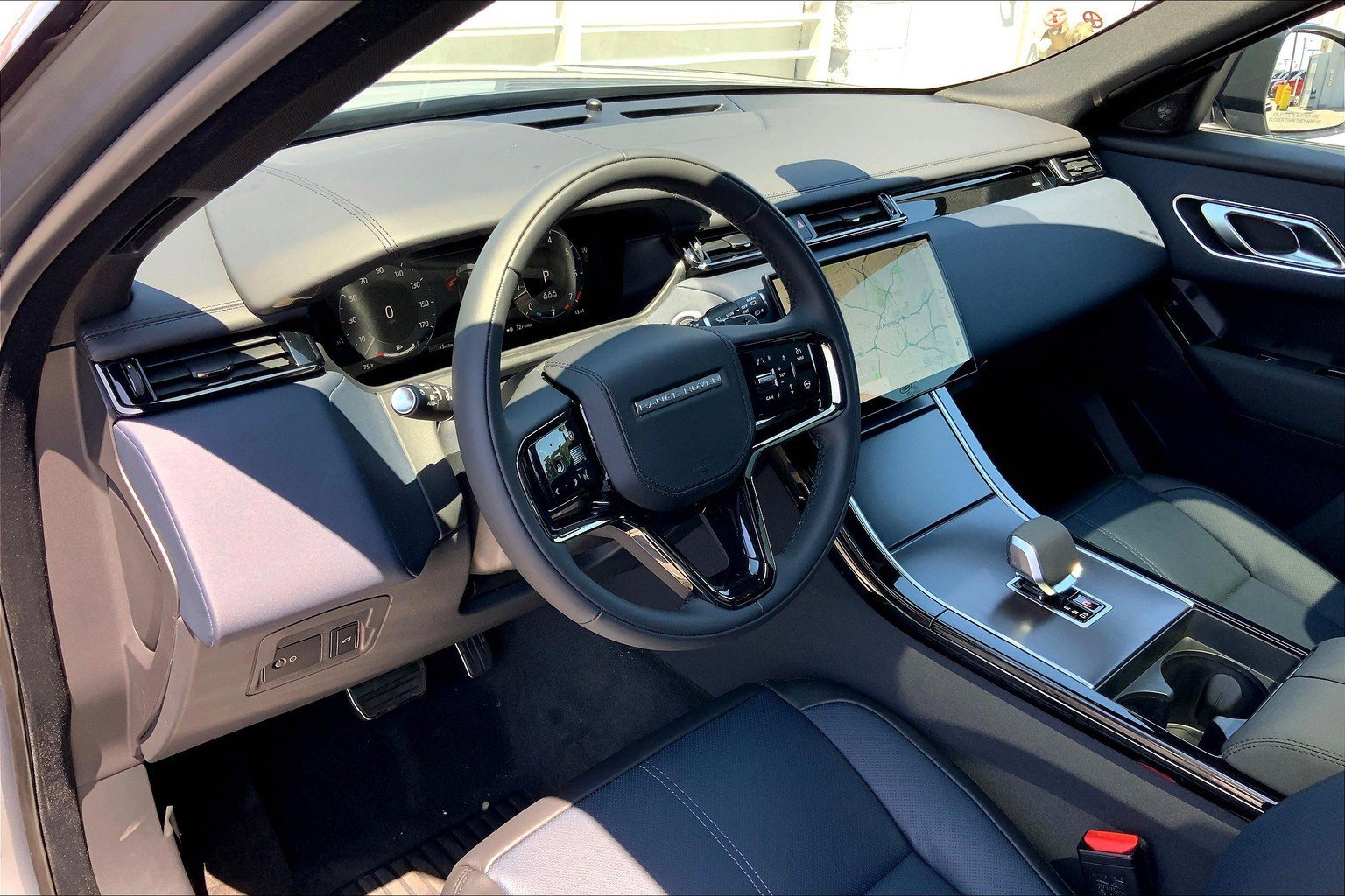 2026 Land Rover Range Rover Velar SE photo 3