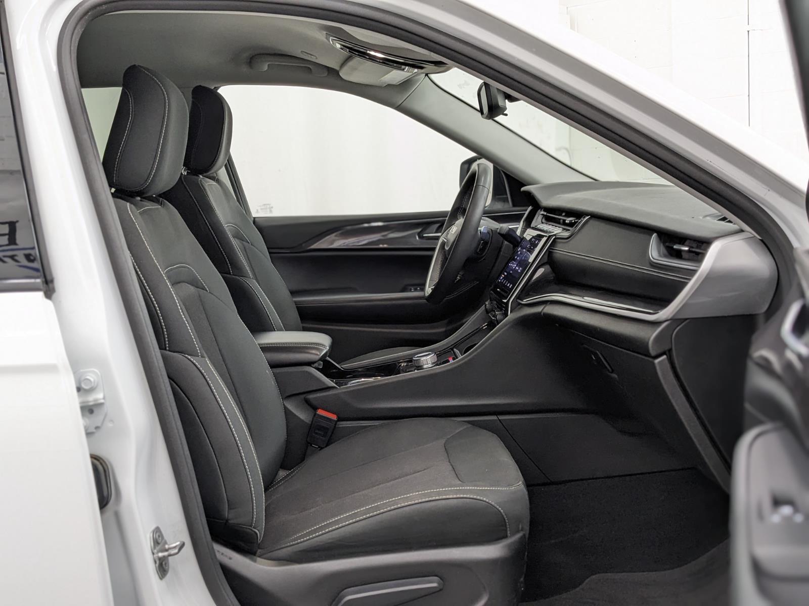 2023 Jeep Grand Cherokee Laredo photo 11