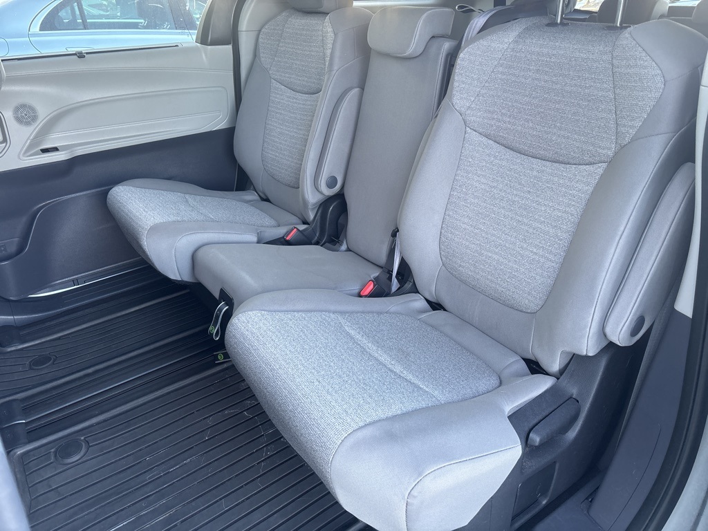 2022 Toyota Sienna LE photo 4