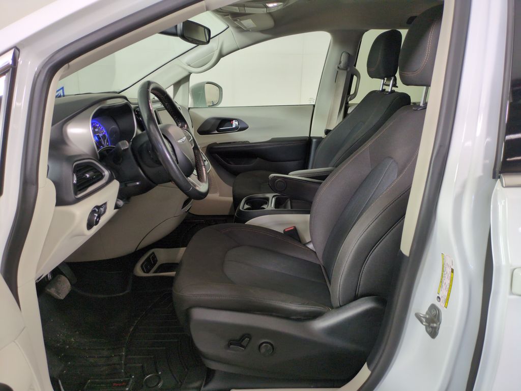 2020 Chrysler Pacifica Touring photo 9