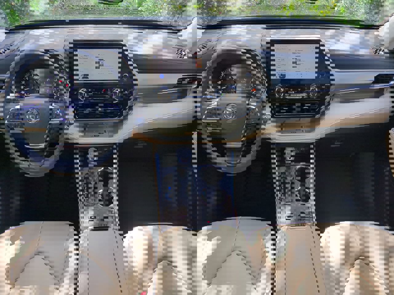 2025 Toyota Highlander XLE photo 11
