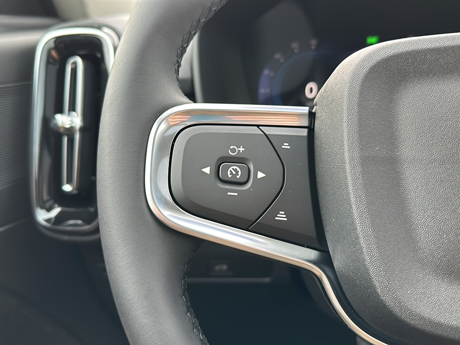 2025 Volvo XC40 AWD Plus photo 14