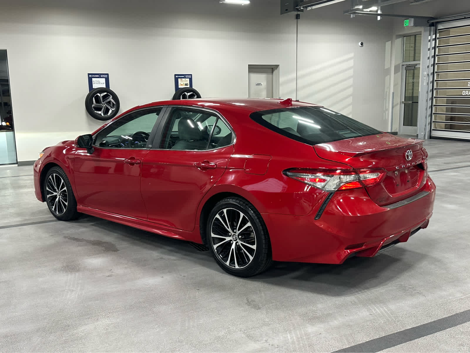 2019 Toyota Camry SE photo 3