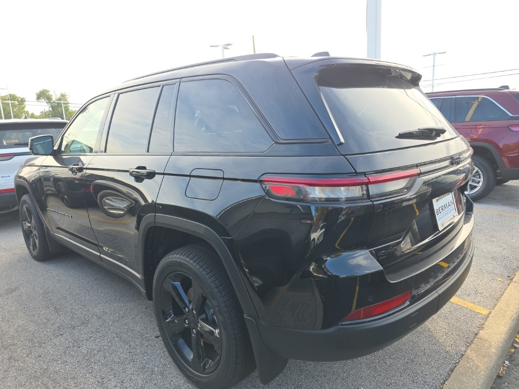 2025 Jeep Grand Cherokee Limited photo 3
