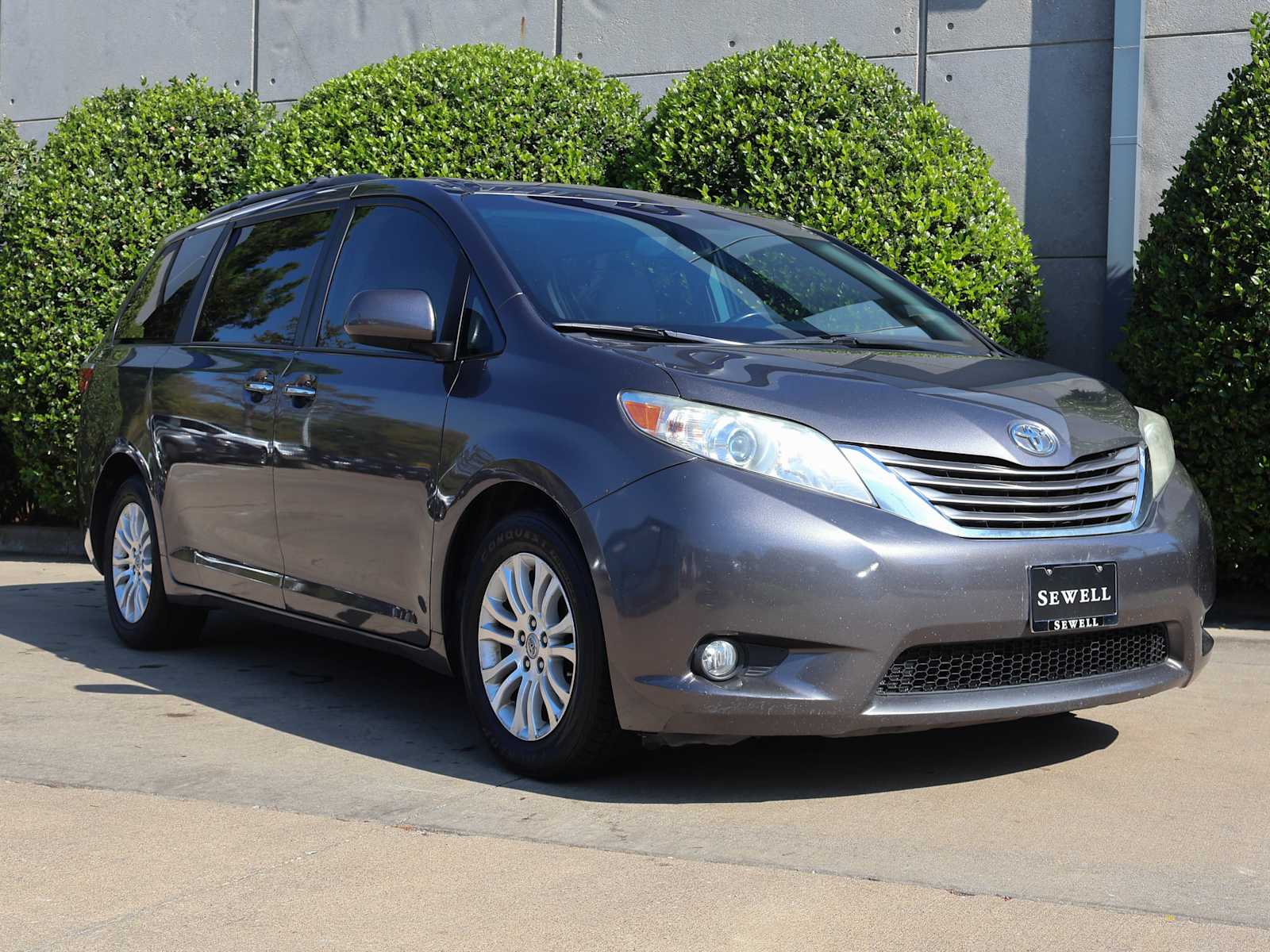 2017 Toyota Sienna XLE photo 2