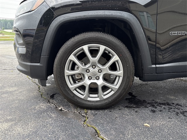 2022 Jeep Compass Latitude Lux photo 9