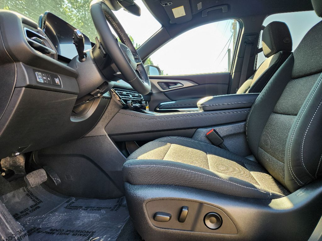 2025 Chevrolet Traverse photo 17